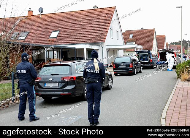 06 January 2023, Bavaria, Weisendorf: Forensics staff (r) load the body of a teenager into a vehicle. A violent crime rocked the town of Weisendorf near...