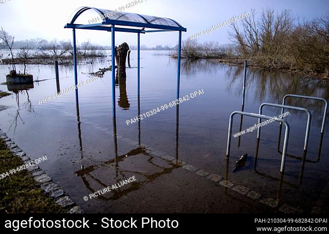 02 March 2021, Lower Saxony, Darchau: A shelter for waiting pedestrians stands at the pier of the Elbe ferry ""Amt Neuhaus"" in high water