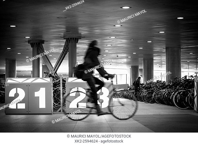 21 - 23, bike looking for parking space in Gent-Sint-Pieters, Belgium