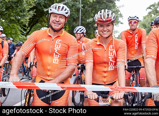 21 August 2022, Hamburg: Cycling: Cyclassics, participants in the age group race: Marc Girardelli, former alpine ski racer from Austria, and Eva Hürlimann