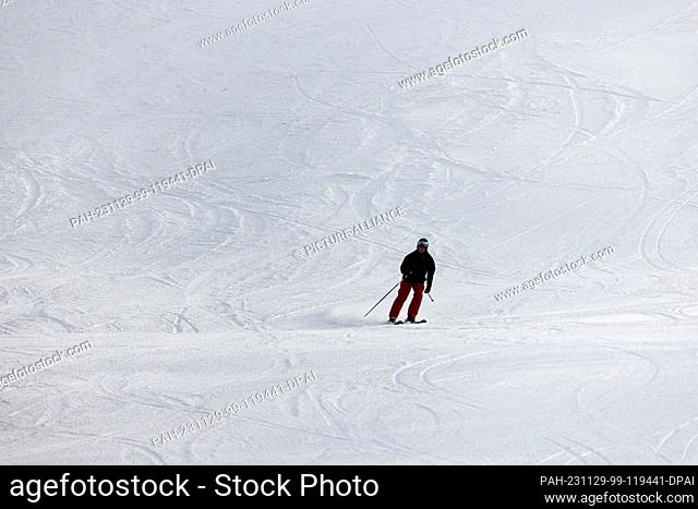 29 November 2023, Baden-Württemberg, Seebach: A winter sports enthusiast skis down a slope. The lift at Seibelseckle in the Ortenau district is one of the first...