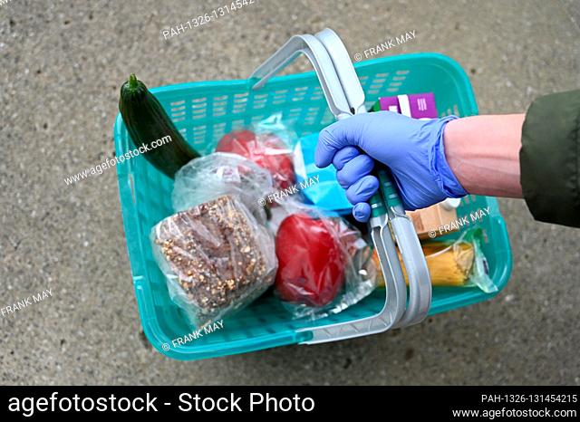 Illustration - A teenager delivers groceries to older people (posed scene), Germany, city of Osterode, 03. April 2020. Photo: Frank May (model released) | usage...