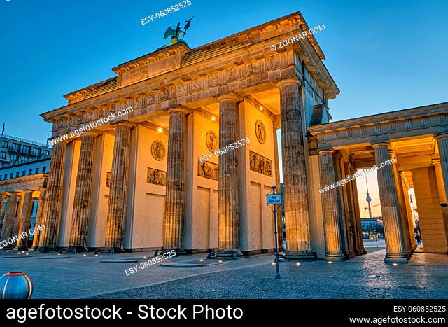 Die Rückseite des berühmten Brandenburger Tors in Berlin vor Sonnenaufgang mit einem Blick auf den Fernsehturm