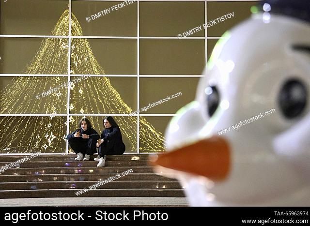 RUSSIA, SOCHI - DECEMBER 21, 2023: Young people admire Christmas decorations in Flag Square. Dmitry Feoktistov/TASS