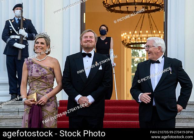 dpatop - 05 July 2021, Berlin: Federal President Frank-Walter Steinmeier (r) welcomes King Willem-Alexander of the Netherlands and Queen Maxima outside Bellevue...
