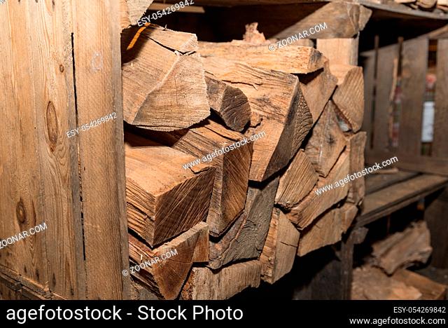 alte Holzkiste zur Lagerung von ofenfertigem Holzscheite - Nahaufnahme