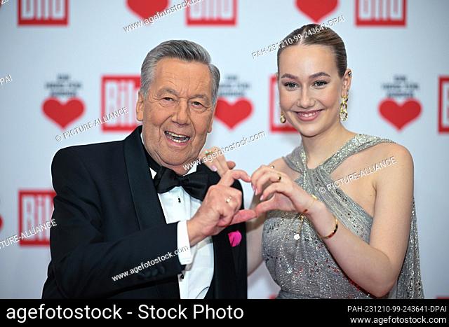 09 diciembre 2023, Berlín: Roland Kaiser, músico e hija Annalena Kaiser se colocan en la alfombra roja de la gala de recaudación de fondos de televisión "Ein...