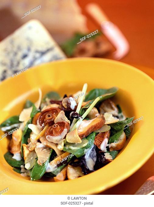 Spinach and mushroom salad with creamy dressing