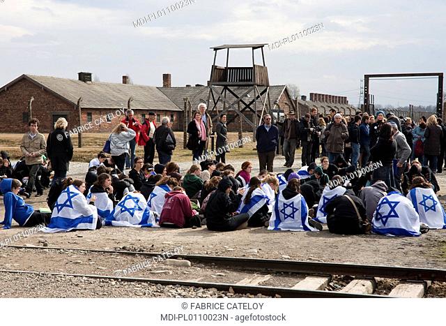 Jeunes israélites visitant le camp de Birkenau