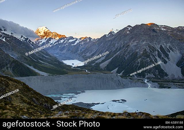 Mount Cook at sunset, view into Hooker Valley with Hooker Lake and Müller Lake, Sealy Tarns, Mount Cook National Park, Southern Alps, Canterbury, South Island