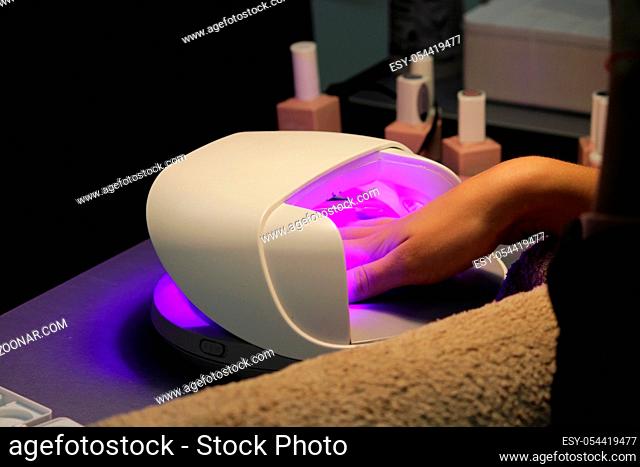 drying and fixing a transparent base base applied to the nails before using shellac with an ultraviolet lamp
