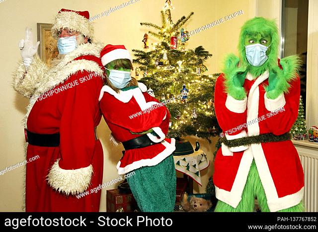 The Weihaftertsmann convinced the Grinch and Mrs. Grinch to wear a protective mask. GEEK ART - Bodypainting and Transformaking: 'The Grinch steals Weihafterten'...