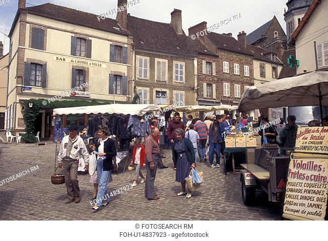 outdoor market, Burgundy, France, Toucy, Yonne, Bourgogne, Europe, Market Day in downtown Toucy in the region of Burgundy