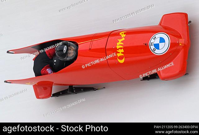 05 December 2021, Saxony, Altenberg: Bobsleigh: World Cup, two-man bobsleigh, women, 1st run. Mingming Huai and Xuan Wang from China are going down the track