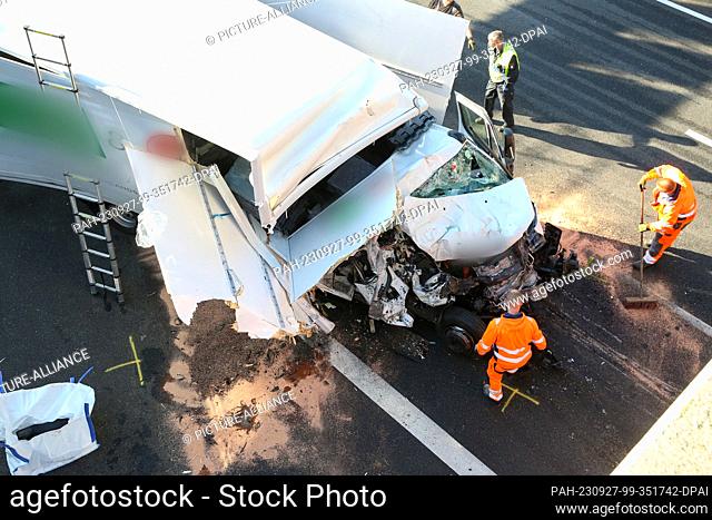 27 September 2023, Hamburg: A badly damaged truck stands on the northbound A7 highway after an accident. In a rear-end collision involving three trucks on the...