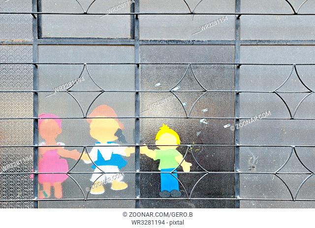 Kinderfiguren ans Fenster geklebt, Child figures glued to the window
