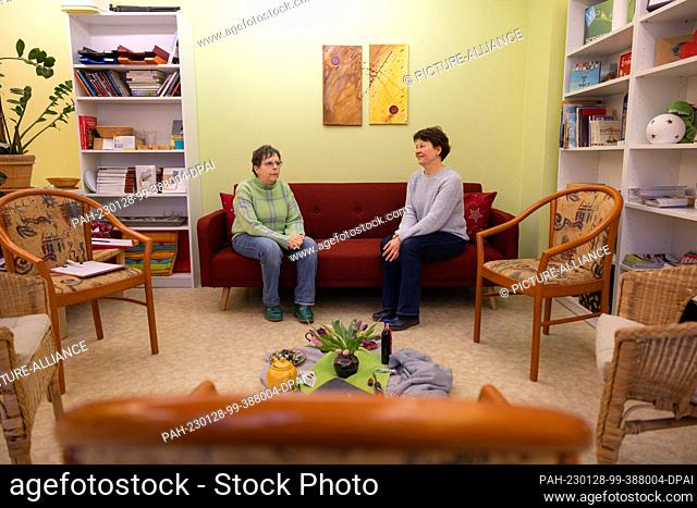 PRODUCTION - 26 January 2023, Thuringia, Weimar: Grief counselors Mona Conrad (l) and Gudrun Biesselt offer help in coping with grief at the Outpatient Hospice...