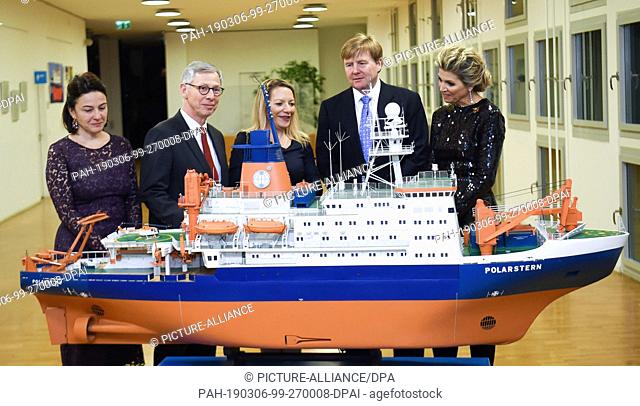 06 March 2019, Bremen: Willem-Alexander, King of the Netherlands and his wife Queen Maxima (r) stand with Antje Boetius, Director of the Alfred Wegener...