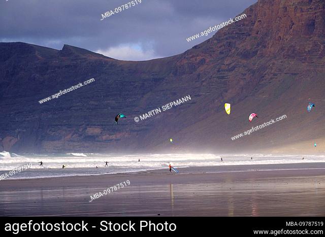Kitesurfers, Playa de Famara at Caleta de Famara, Risco de Famara, Lanzarote, Canary Islands, Spain