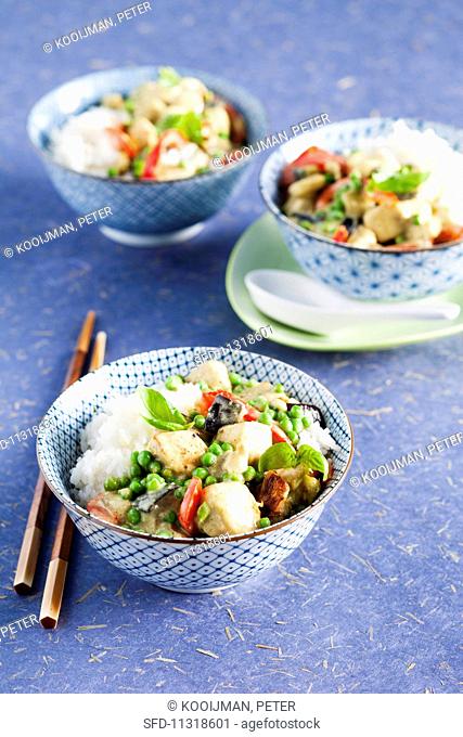 Oriental tofu curry with young peas, peppers and peppermint