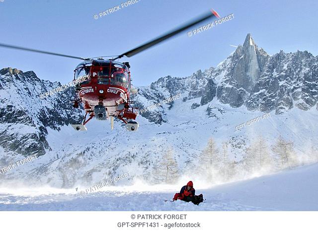 RESCUE WORKERS BOARDING A HELICOPTER OF THE CIVIL EMERGENCY SERVICES, THE PAS DE LA CHEVRE ICE CASCADE, THE FIRE DEPARTMENT'S MOUNTAIN RESCUE GROUP