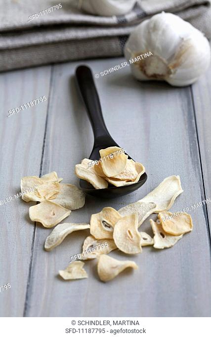 Dried garlic crisps
