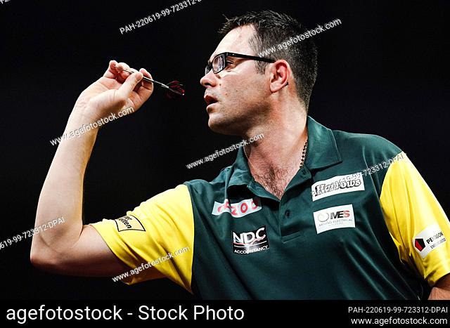 19 June 2022, Hessen, Frankfurt/Main: Darts: World Team Championship, semi-finals, ice rink. Damon Heta (Australia) throws a dart