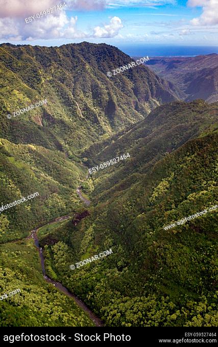 Luftaufnahme eines tiefen Tals im Landesinneren von Kauai, Hawaii, USA. Aerial view of a steep valley on Kauai, Hawaii, USA