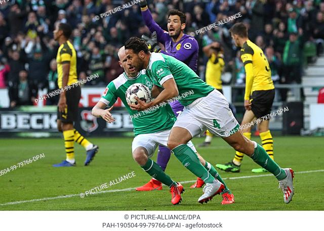 04 May 2019, Bremen: Soccer: Bundesliga, Werder Bremen - Borussia Dortmund, 32nd matchday in Weserstadion. Bremen goal scorer Claudio Pizarro (in front) from...
