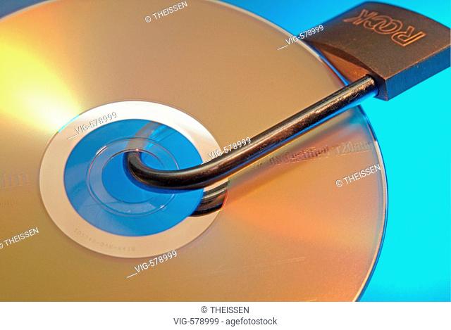 CD DVD data medium storage with a lock . - 27/09/2005