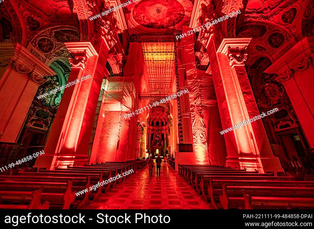 11 November 2022, Bavaria, Passau: The interior of St. Stephen's Cathedral is illuminated in red. In solidarity with persecuted Christians