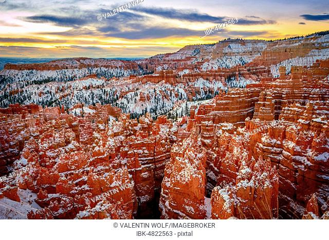 Amphitheatre at sunrise, snow-covered bizarre rocky landscape with Hoodoos in winter, Rim Trail, Bryce Canyon National Park, Utah, USA