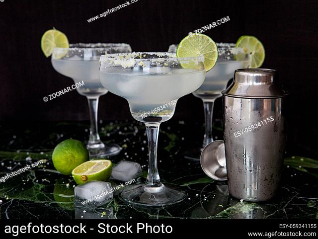 Eiskalte Margarita Cocktails in Stielglas mit Salzrand