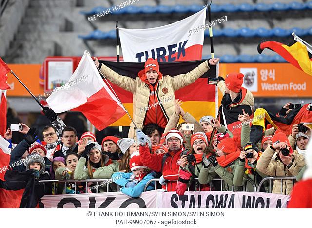 allgemein, Feature, Randmotiv, .polnische und deutsche Fans feuern ihre Teams an, Zuschauer, supporter, schwenken ihre Flagge, Fahne
