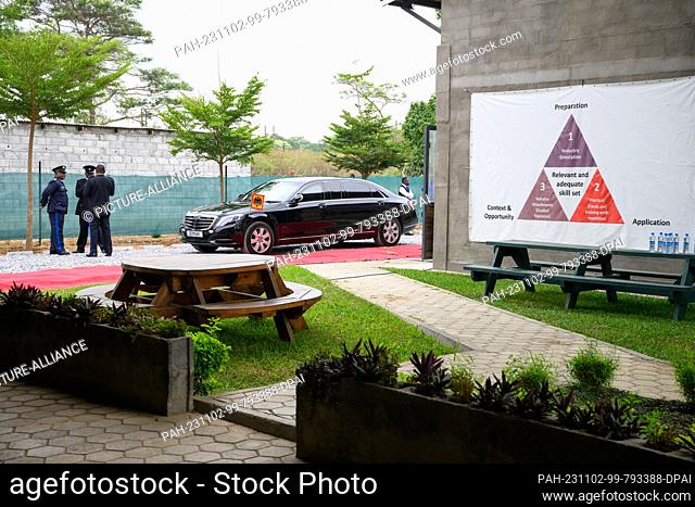 02 November 2023, Zambia, Lusaka: President Steinmeier's limousine stands next to a hall during a visit to the Fountain Gate Vocational School
