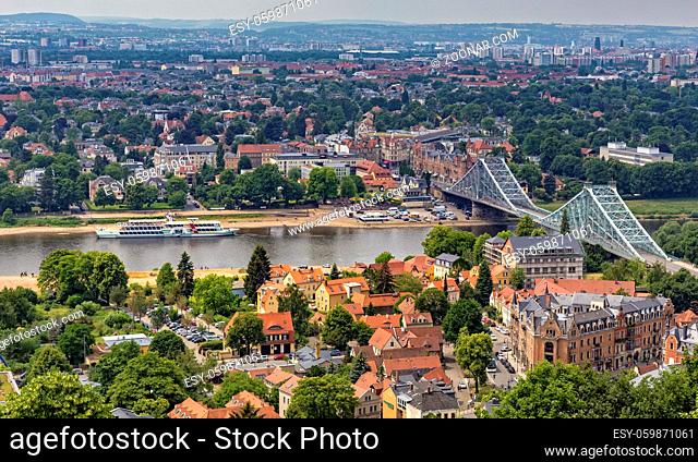 Blick auf die Elbe und der Brücke blaues Wunder in Dresden