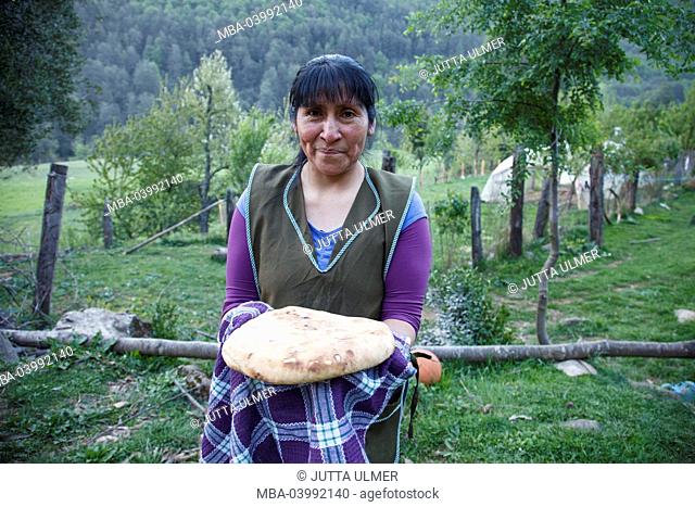 Chile, Araucania, Alto bio bio, Mapuche, woman, home-baked bread present