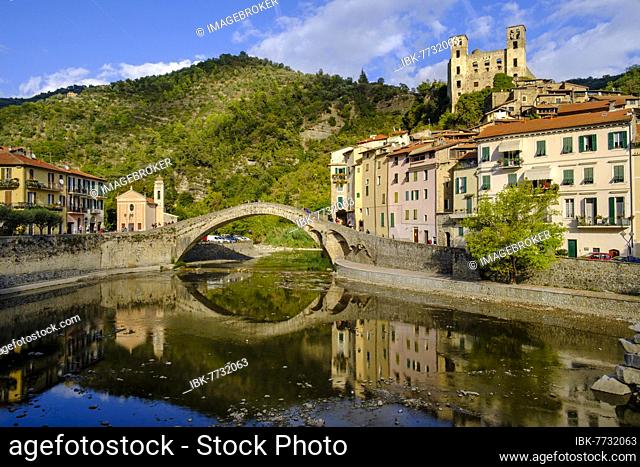 Old arch bridge, Ponte Vecchio over the Nervia river with Castello di Dolceacqua, Dolceacqua, Riviera, Liguria, Italy, Europe