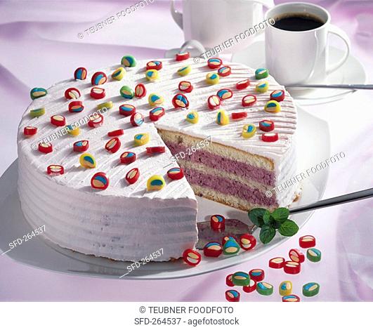Berry quark cake with sweets