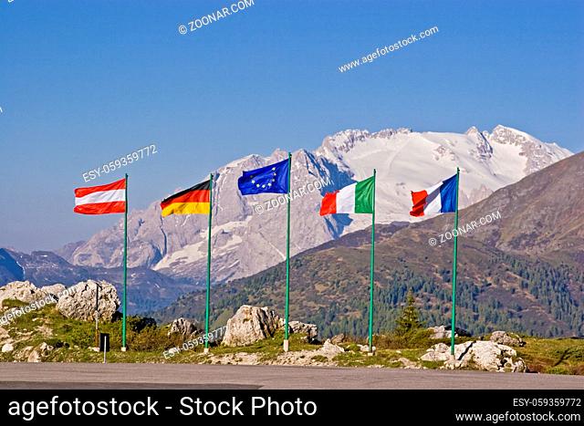 Lustig flattern die Flaggen der verschiedensten europäischen Länder auf dem Falzaregopass