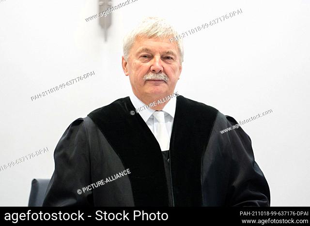 18 October 2021, Bavaria, Bamberg: Presiding judge Manfred Schmidt enters the courtroom. The trial of a 51-year-old man who allegedly murdered his nine-year-old...