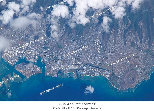 This view featuring Honolulu, Hawaii was photographed by an Expedition 7 crewmember onboard the International Space Station (ISS)