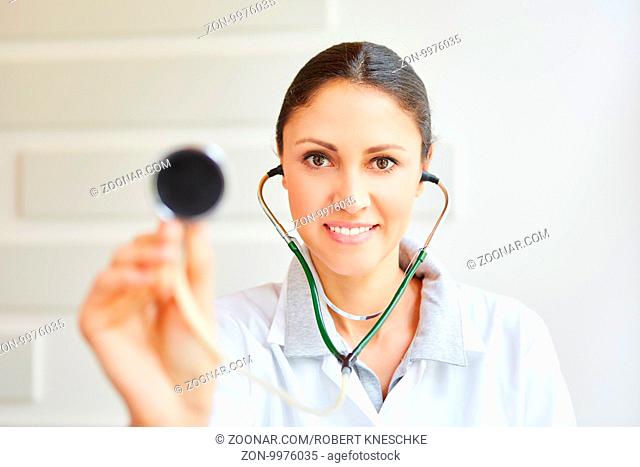 Ärztin hält ein Stethoskop zum Abhorchen als Diagnose Werkzeug
