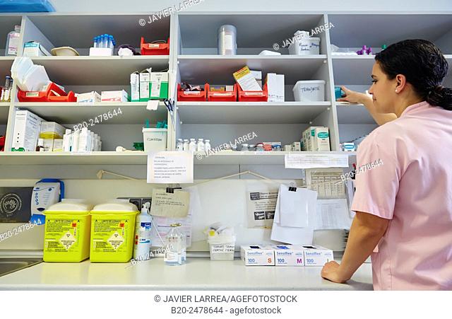 Nurse preparing medication, Nursing control, Plant hospitalization, Hospital Donostia, San Sebastian, Gipuzkoa, Basque Country, Spain