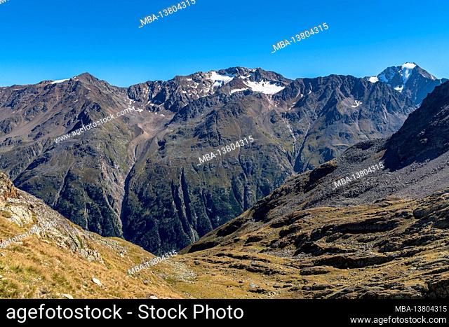 Europe, Austria, Tyrol, Ötztal Alps, Ötztal, view from the Panoramaweg to the Gurgler Kamm with Zirmkogel, Zirmeggenkogel, Gampleskogel and Latschkogel