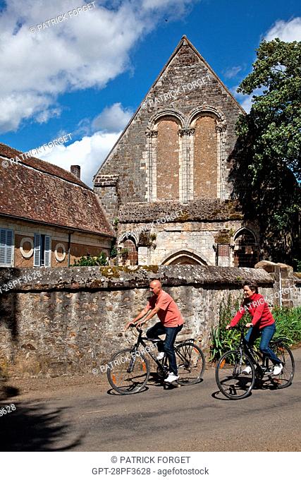 BICYCLE TOURISTS IN FRONT OF THE ABBEY OF THIRON-GARDAIS IN THE PERCHE, EURE-ET-LOIR 28, FRANCE