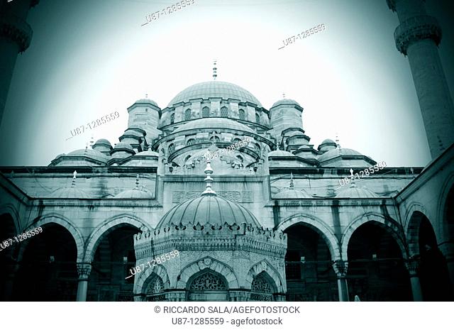 Turkey, Istanbul, The New Mosque or Mosque of the Valide Sultan