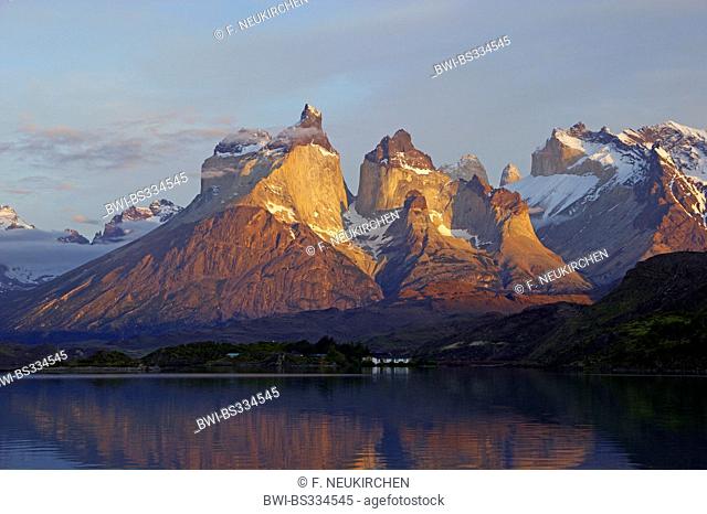 Cuernos del Paine and Lago Pehoe im the morning, Chile, Patagonia, Torres del Paine National Park