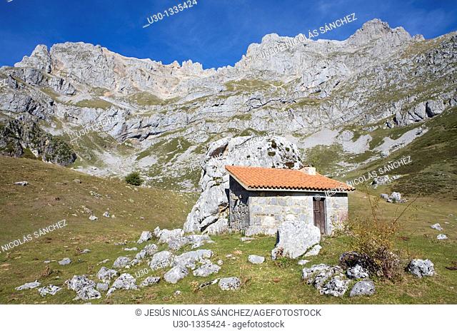 Shepherds huts in Vega de Llos  Cornion Massif  Picos de Europa National Park  Soto de Valdeon  Leon  Castilla y Leon  Spain