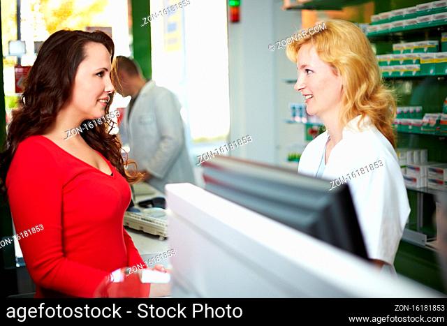 Kundin redet in Apotheke mit einer Apothekerin